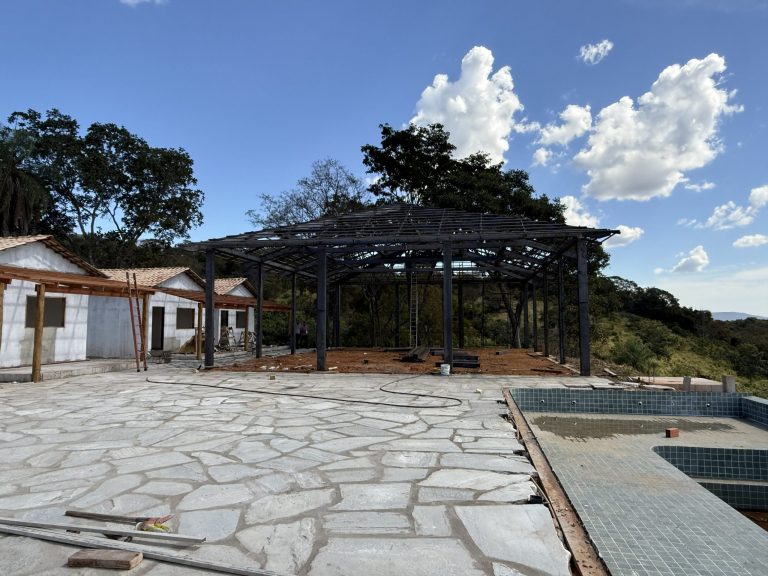 Cobertura metálica em fabricação para área de convivência na Fazenda Alto da Serra, Pirenópolis-GO