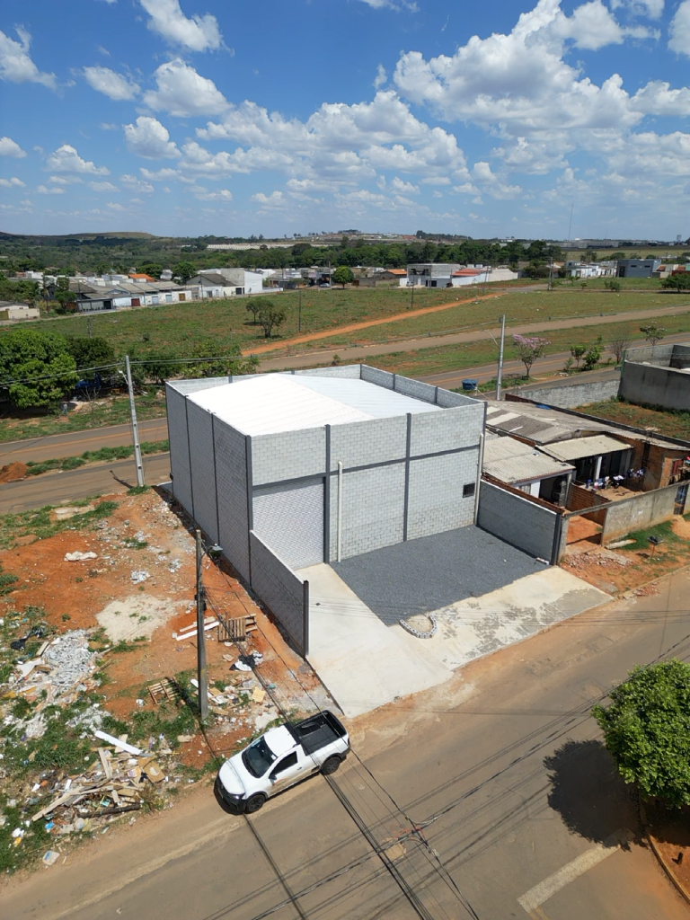 Vista aérea do galpão metálico concluído no Jardim Primavera, Anápolis-GO – ArcoForte Estrutural