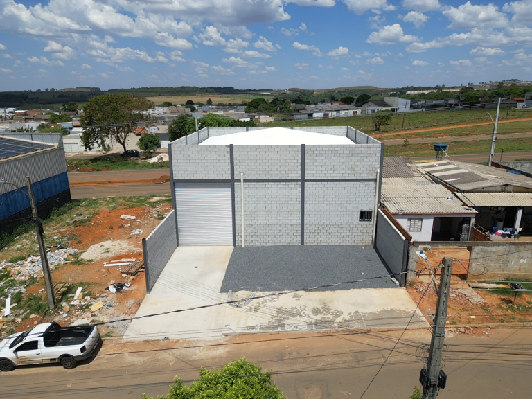 Galpão comercial em estrutura metálica concluído no Jardim Primavera, Anápolis-GO – ArcoForte Estrutural